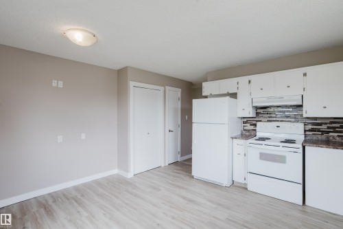 11916 152A Avenue, Edmonton, AB - Indoor Photo Showing Kitchen
