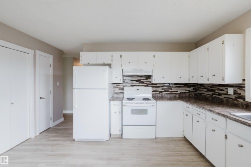 11916 152A Avenue, Edmonton, AB - Indoor Photo Showing Kitchen