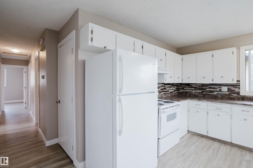 11916 152A Avenue, Edmonton, AB - Indoor Photo Showing Kitchen
