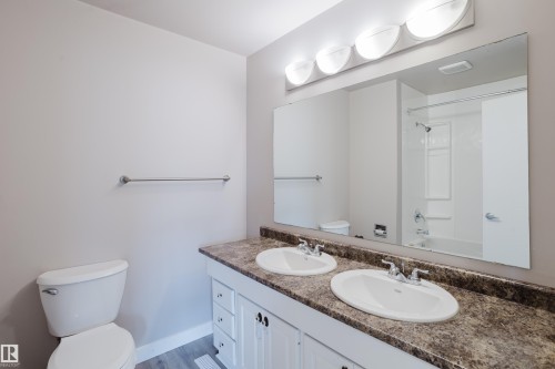 11916 152A Avenue, Edmonton, AB - Indoor Photo Showing Bathroom