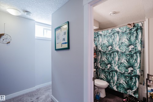 11916 152A Avenue, Edmonton, AB - Indoor Photo Showing Bathroom
