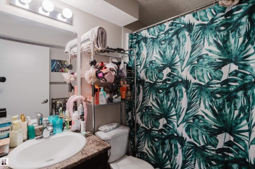 11916 152A Avenue, Edmonton, AB - Indoor Photo Showing Bathroom