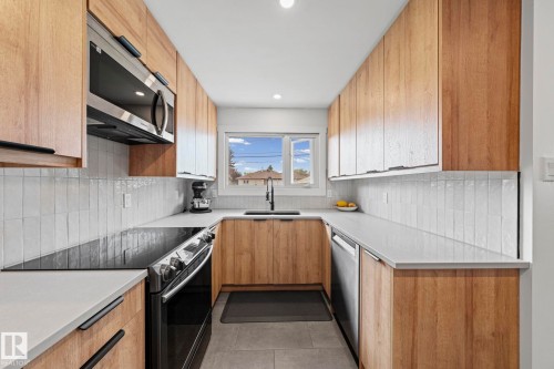 5707 95 Avenue Nw, Edmonton, AB - Indoor Photo Showing Kitchen