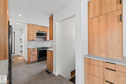 5707 95 Avenue Nw, Edmonton, AB - Indoor Photo Showing Kitchen