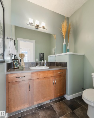 1607 Kerr Road Nw, Edmonton, AB - Indoor Photo Showing Bathroom
