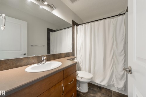 1607 Kerr Road Nw, Edmonton, AB - Indoor Photo Showing Bathroom