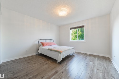 1607 Kerr Road Nw, Edmonton, AB - Indoor Photo Showing Bedroom