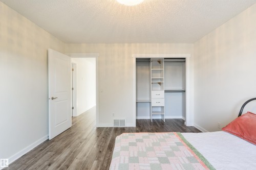 1607 Kerr Road Nw, Edmonton, AB - Indoor Photo Showing Bedroom