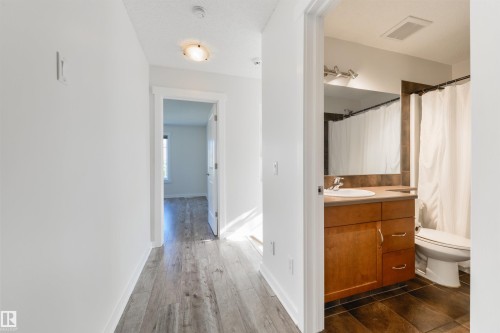 1607 Kerr Road Nw, Edmonton, AB - Indoor Photo Showing Bathroom