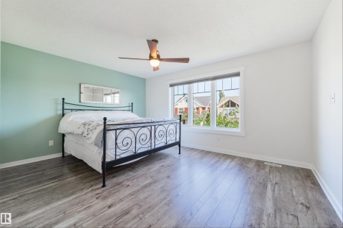 1607 Kerr Road Nw, Edmonton, AB - Indoor Photo Showing Bedroom