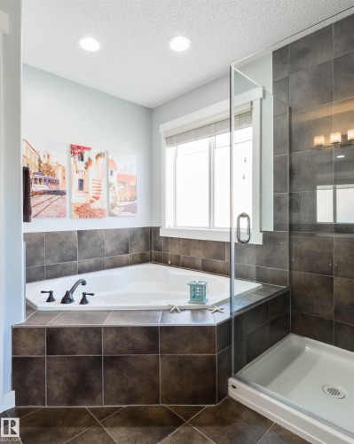 1607 Kerr Road Nw, Edmonton, AB - Indoor Photo Showing Bathroom