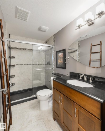 1607 Kerr Road Nw, Edmonton, AB - Indoor Photo Showing Bathroom