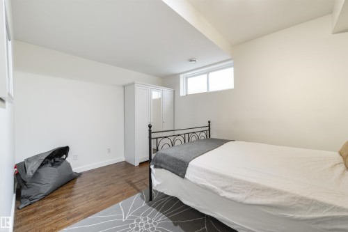1607 Kerr Road Nw, Edmonton, AB - Indoor Photo Showing Bedroom