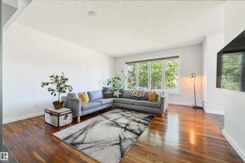 1607 Kerr Road Nw, Edmonton, AB - Indoor Photo Showing Living Room