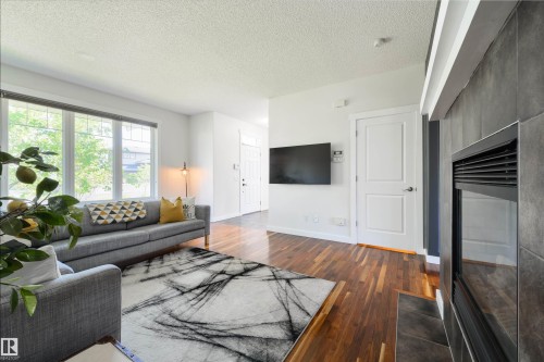 1607 Kerr Road Nw, Edmonton, AB - Indoor Photo Showing Living Room