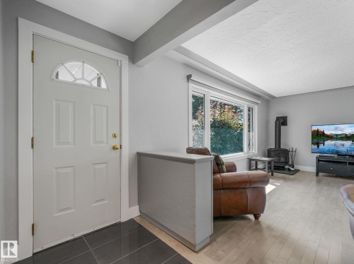 9528 54 Street Nw, Edmonton, AB - Indoor