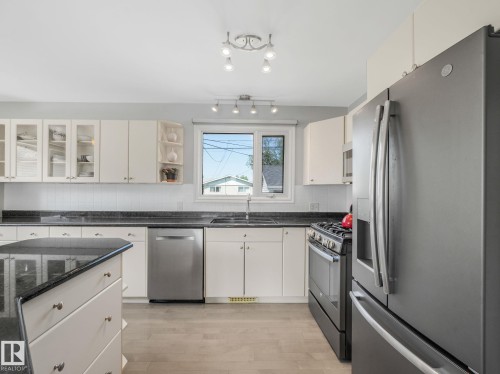 9528 54 Street Nw, Edmonton, AB - Indoor Photo Showing Kitchen