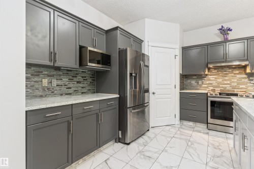1075 Mckinney Green Nw, Edmonton, AB - Indoor Photo Showing Kitchen With Upgraded Kitchen