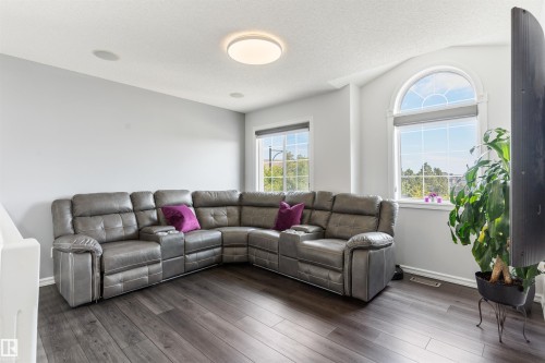 1075 Mckinney Green Nw, Edmonton, AB - Indoor Photo Showing Living Room
