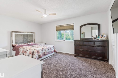 1075 Mckinney Green Nw, Edmonton, AB - Indoor Photo Showing Bedroom
