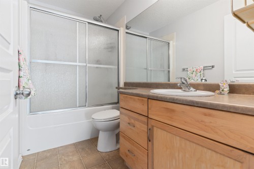 1075 Mckinney Green Nw, Edmonton, AB - Indoor Photo Showing Bathroom