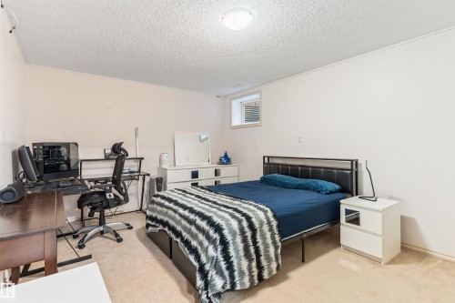 1075 Mckinney Green Nw, Edmonton, AB - Indoor Photo Showing Bedroom
