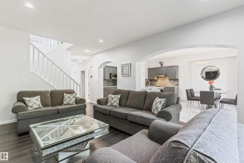 1075 Mckinney Green Nw, Edmonton, AB - Indoor Photo Showing Living Room