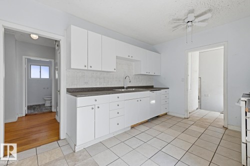 12119 95A Street Nw, Edmonton, AB - Indoor Photo Showing Kitchen