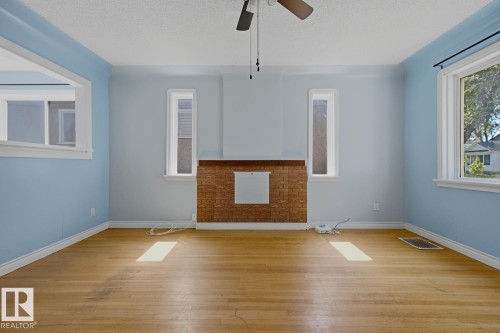 12119 95A Street Nw, Edmonton, AB - Indoor Photo Showing Other Room