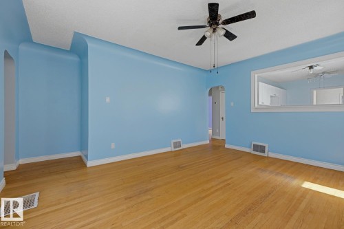 12119 95A Street Nw, Edmonton, AB - Indoor Photo Showing Other Room