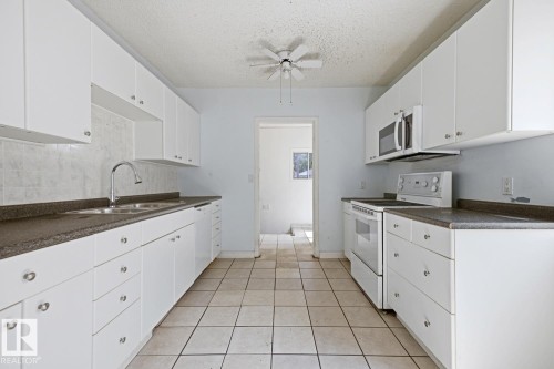 12119 95A Street Nw, Edmonton, AB - Indoor Photo Showing Kitchen