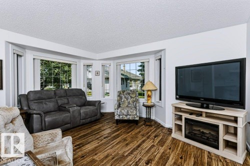 #18 9420 172 St Nw, Edmonton, AB - Indoor Photo Showing Living Room