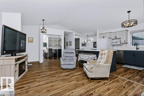 #18 9420 172 St Nw, Edmonton, AB - Indoor Photo Showing Living Room