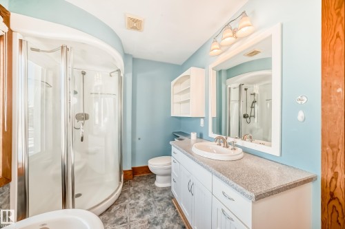 449 Jennifer Heil Way, Spruce Grove, AB - Indoor Photo Showing Bathroom