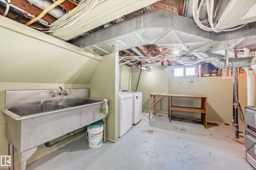449 Jennifer Heil Way, Spruce Grove, AB - Indoor Photo Showing Laundry Room