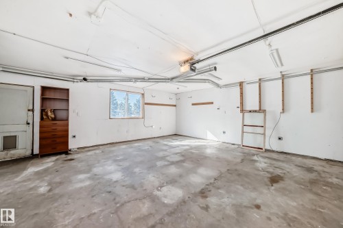 449 Jennifer Heil Way, Spruce Grove, AB - Indoor Photo Showing Garage