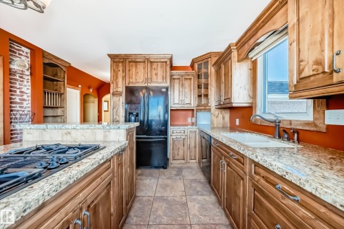 449 Jennifer Heil Way, Spruce Grove, AB - Indoor Photo Showing Kitchen