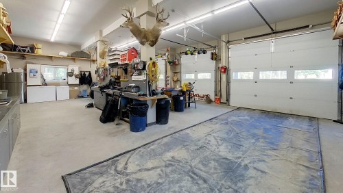 6663 15 Ave, Edson, AB - Indoor Photo Showing Garage