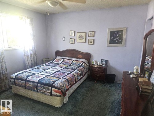 5306 18A Avenue Nw, Edmonton, AB - Indoor Photo Showing Bedroom
