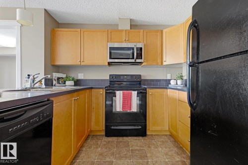 #202 3715 Whitelaw Ln Nw, Edmonton, AB - Indoor Photo Showing Kitchen