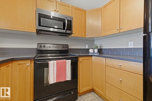 #202 3715 Whitelaw Ln Nw, Edmonton, AB - Indoor Photo Showing Kitchen