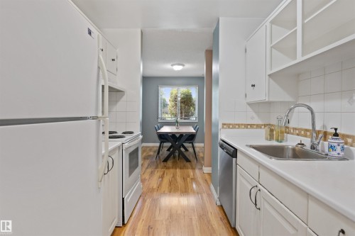 105 Grandin Village, St. Albert, AB - Indoor Photo Showing Kitchen