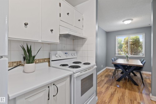 105 Grandin Village, St. Albert, AB - Indoor Photo Showing Kitchen