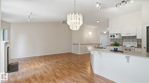 #31 8 Dechene Rd Nw, Edmonton, AB - Indoor Photo Showing Kitchen