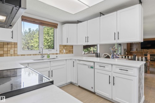 318 Grand Meadow Crescent Nw, Edmonton, AB - Indoor Photo Showing Kitchen