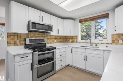 318 Grand Meadow Crescent Nw, Edmonton, AB - Indoor Photo Showing Kitchen With Double Sink