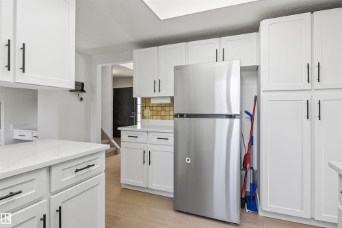 318 Grand Meadow Crescent Nw, Edmonton, AB - Indoor Photo Showing Kitchen