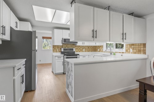 318 Grand Meadow Crescent Nw, Edmonton, AB - Indoor Photo Showing Kitchen