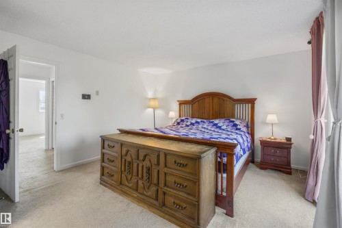 318 Grand Meadow Crescent Nw, Edmonton, AB - Indoor Photo Showing Bedroom