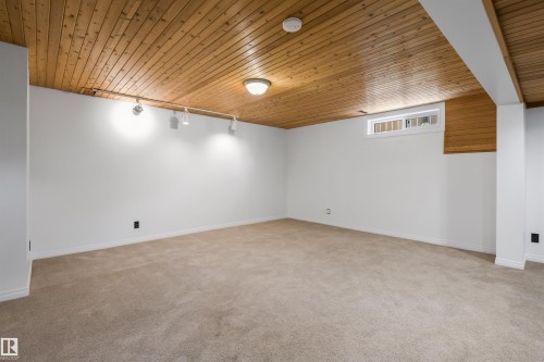 318 Grand Meadow Crescent Nw, Edmonton, AB - Indoor Photo Showing Other Room
